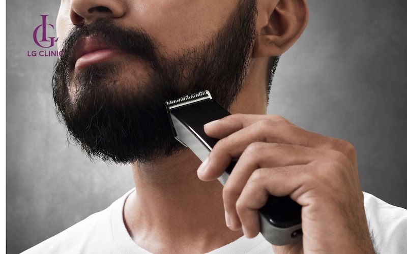 cách tẩy ria mép bằng dao cạo chuyên dụng