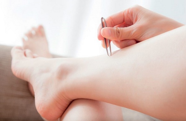 Có nên tự nhổ lông chân không