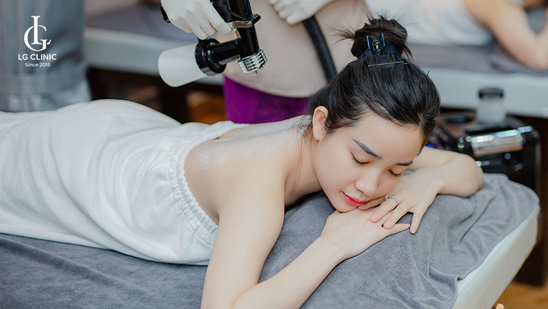 Kỹ thuật viên thực hiện phun trắng nano