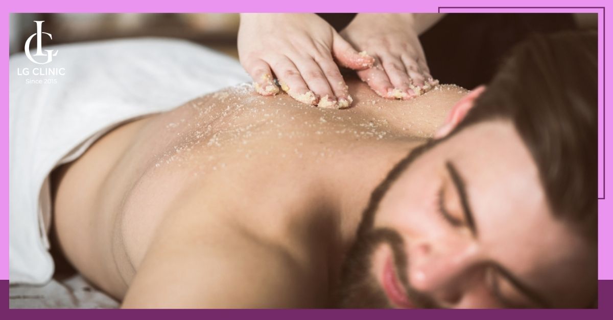 xu-ly-mun-lung-o-nam-bang-cach-tay-te-bao-chet Xử lý mụn lưng ở nam bằng cách tẩy tế bào chết