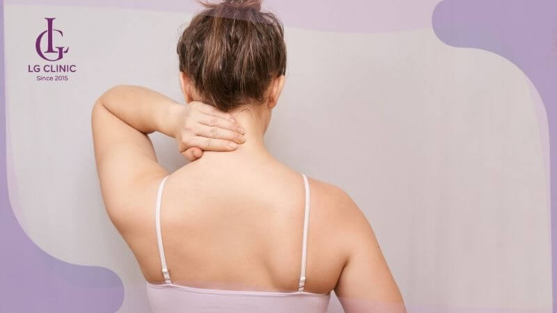 Da vùng cổ và gáy bị sạm màu