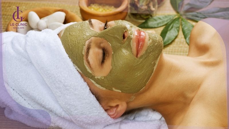 đắp mặt nạ bằng nguyên liệu tự nhiêng giúp nâng tone da mặt