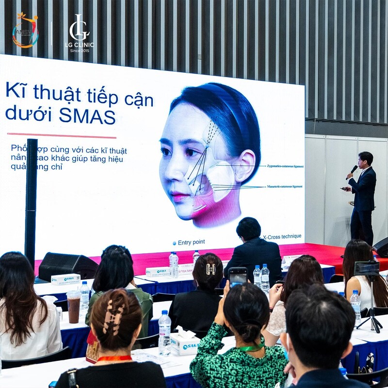 Bác sĩ Hoàng Duy Hải trình bày bài báo cáo về công nghệ trẻ hoá da độc quyền của LG Clinic