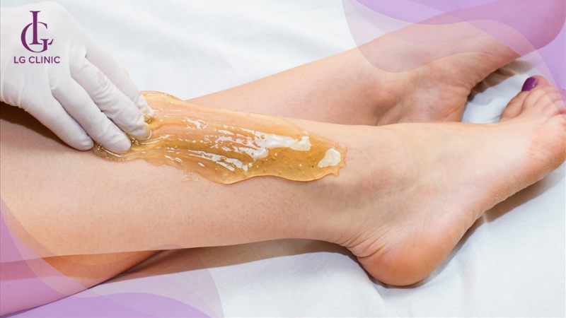 Wax lông chân bằng cách sử dụng sáp wax nóng