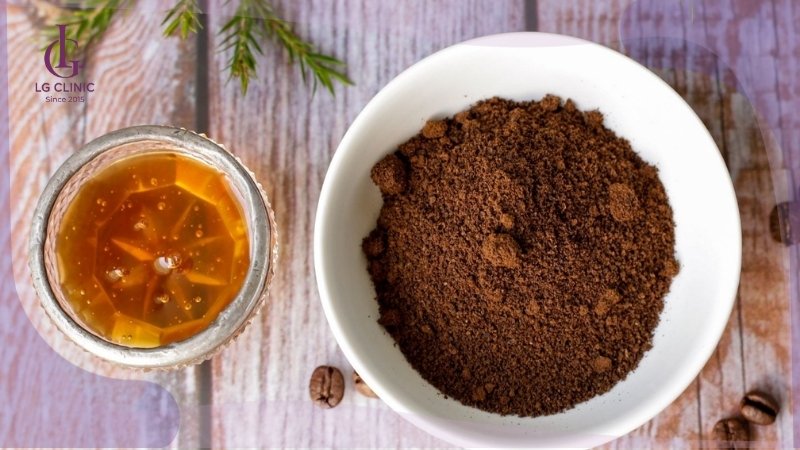 sử dụng bã cà phê và mật ong tắm trắng
