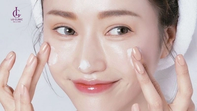 Bôi kem dưỡng ẩm sau khi đắp mặt nạ