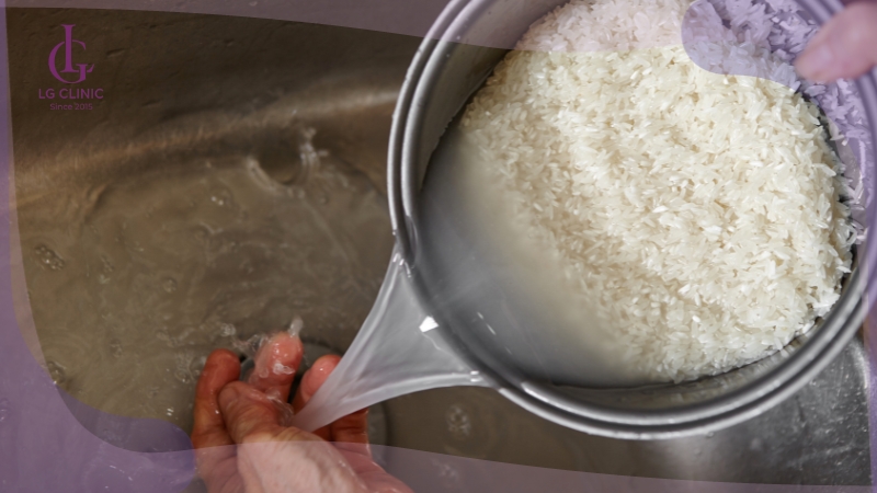 cách làm trắng da mặt tự nhiên không bắt nắng bằng vo gạo