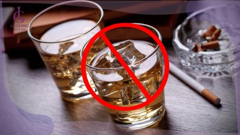 Tránh cà phê, rượu, thuốc lá giúp kiểm soát mồ hôi và mùi cơ thể hiệu quả.