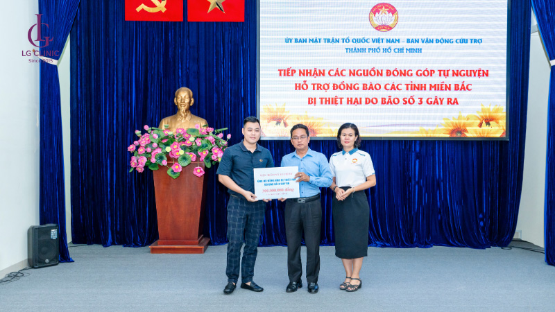 Đại diện LG Clinic trao tận tay Uỷ ban Mặt trận Tổ quốc Việt Nam 300 triệu ủng hộ đồng bào sau bão Yagi