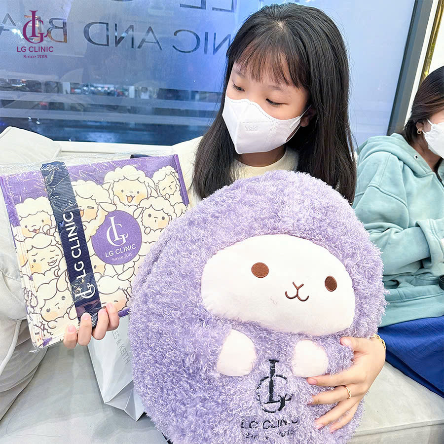Trao tận tay khách hàng chú gấu bông độc quyền tại LG Clinic