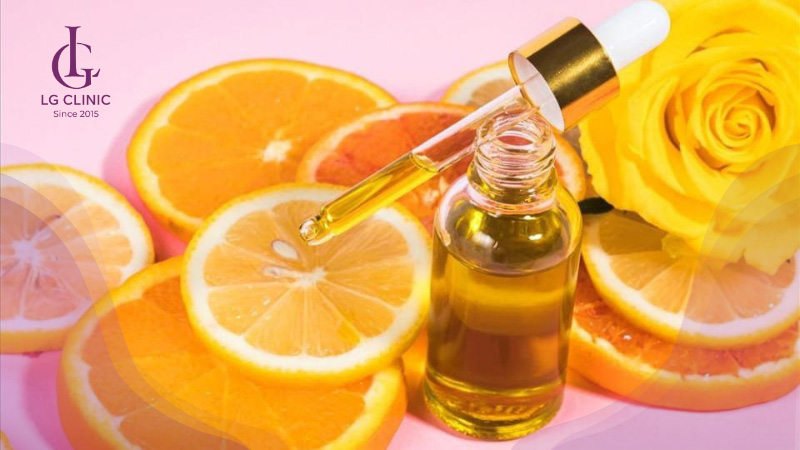 Vitamin C giúp làm sáng da, ngăn chặn sản xuất melanin và bảo vệ da khỏi lão hóa