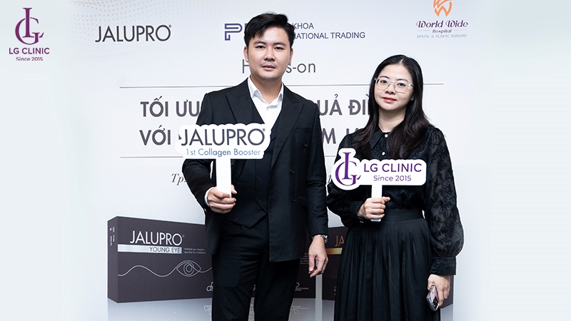 Bác sĩ tại LG Clinic check in tại buổi đào tạo jalupro