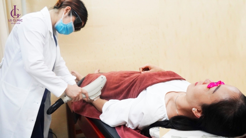 bác sĩ đang triệt lông