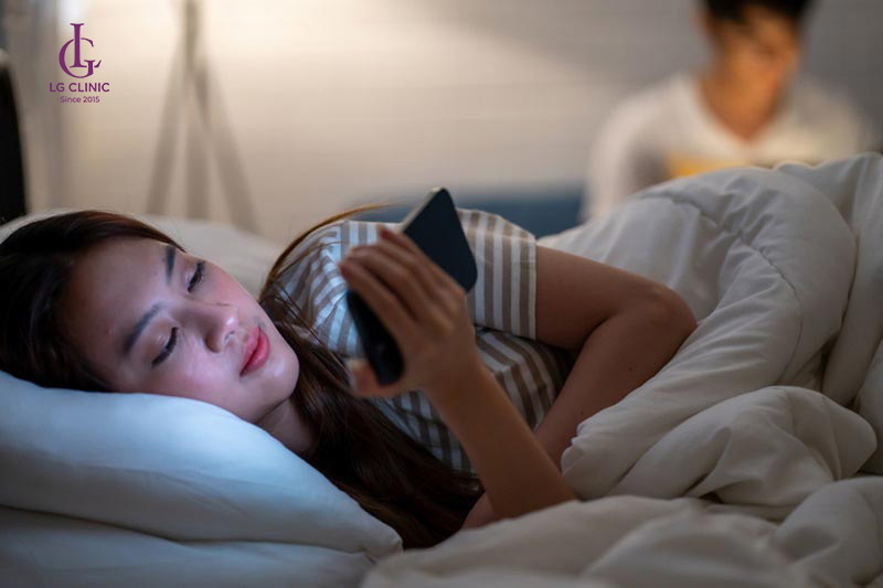 Thức khuya xem điện thoại