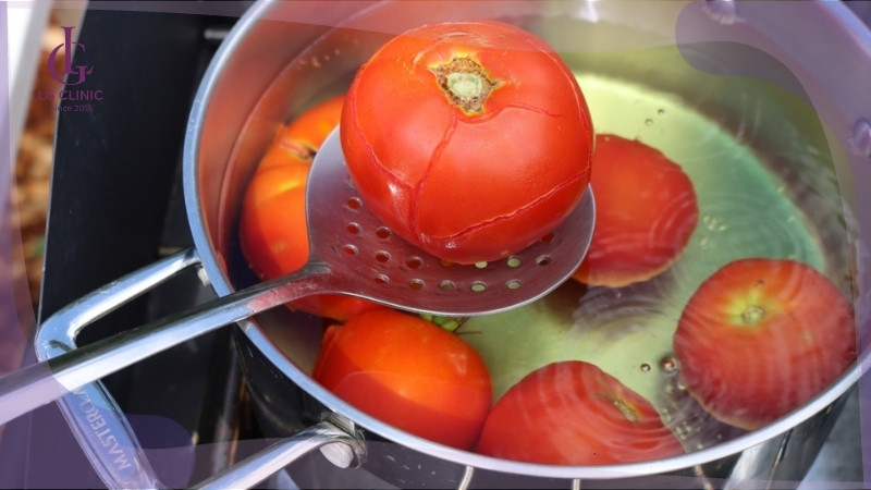 cách làm trắng da bằng cà chua đã luộc chín