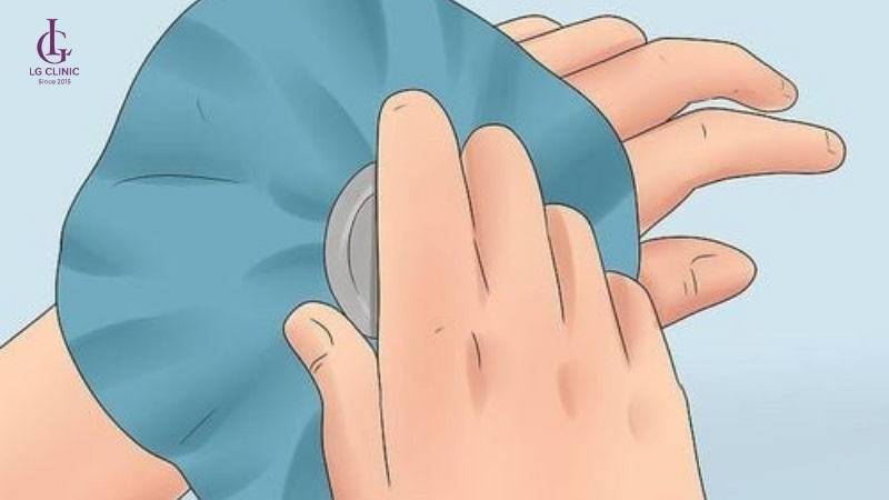 Chườm ấm giúp giảm sưng và hỗ trợ điều trị lông mọc ngược