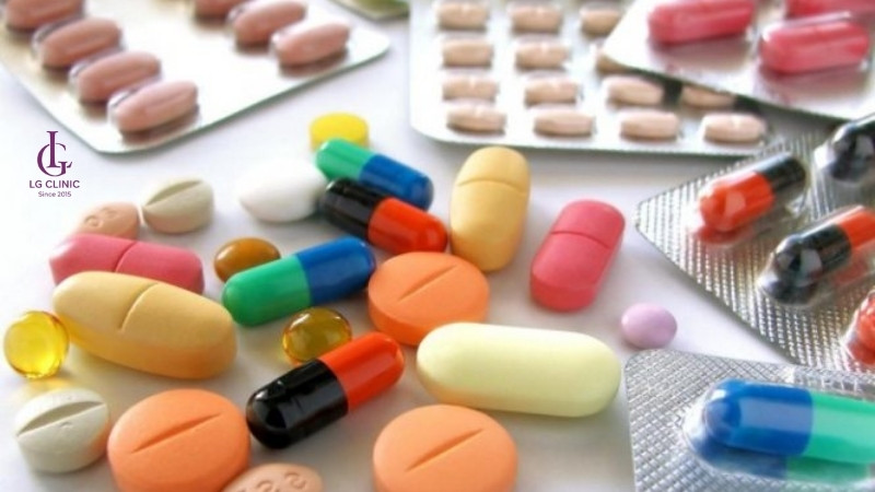 Uống thuốc kháng sinh giúp điều trị lông mọc ngược bị viêm nhiễm