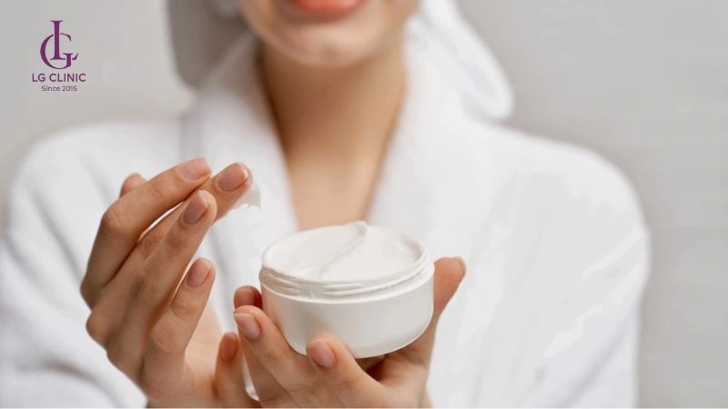 bôi kem dưỡng ẩm mỗi ngày