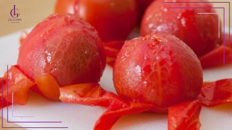 Mặt nạ nước cà chua luộc giúp làm sáng và phục hồi da