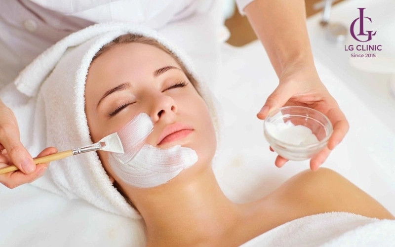 Cấy phấn trắng da mặt nên được thực hiện tại cơ sở thẩm mỹ uy tín