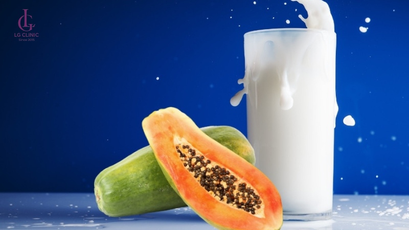 Mẹo triệt lông dân gian bằng đu đủ xanh và sữa tươi giúp lông mềm và rụng tự nhiên.