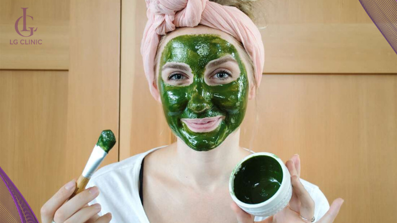 Đắp mặt nạ rau diếp cá dưỡng sáng da, kiểm soát dầu và ngăn ngừa mụn tự nhiên.