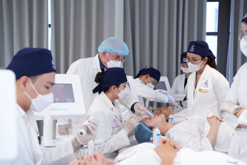 LG Clinic đón chuyên gia từ Biotec Italia đào tạo công nghệ trẻ hóa CFU