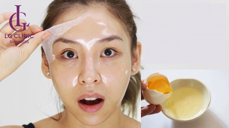 Đắp mặt nạ lòng trắng trứng gà trị mụn đầu đen