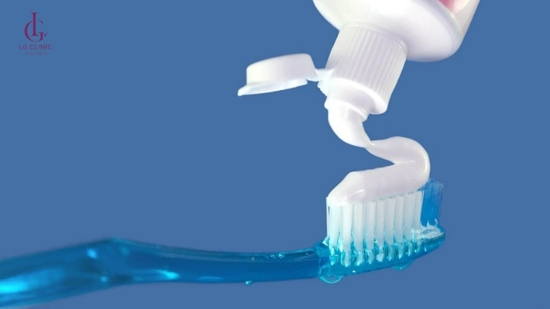 cách triệt lông nách bằng kem đánh răng cơ bản
