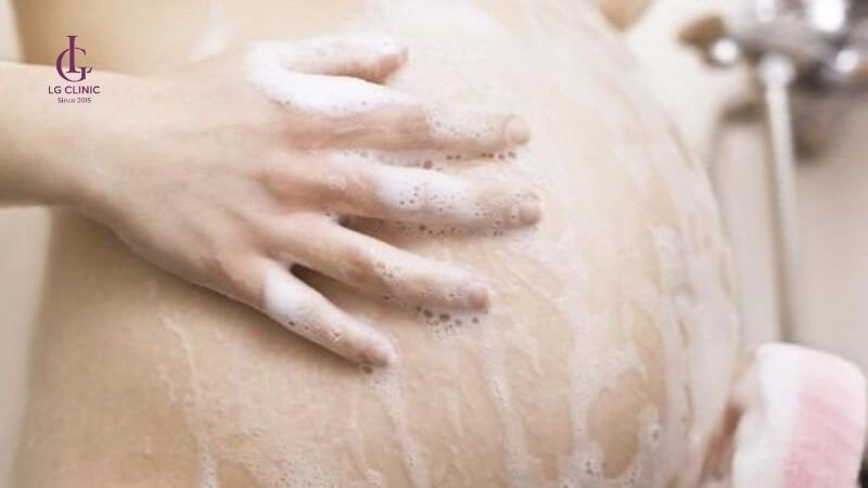 không dùng xà phòng có kiềm mạnh