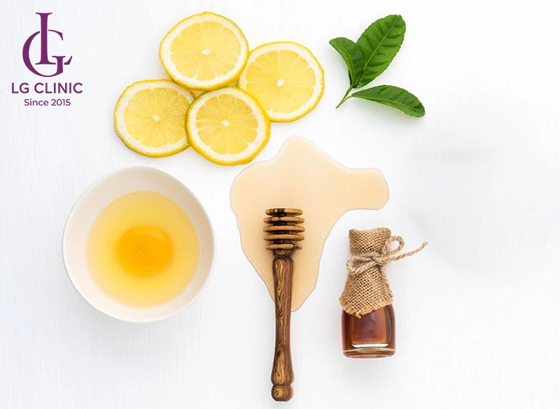 Đắp mặt nạ hột gà trị mụn với chanh và mật ong