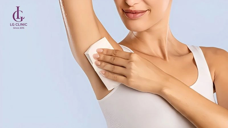 dưỡng ẩm nách sau các buổi triệt lông