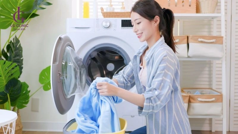 giặt quần áo sạch sẽ thường xuyên sau khi triệt lông nách