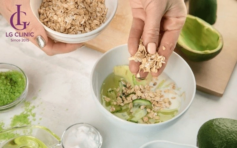 Mặt nạ bơ trắng da với yến mạch