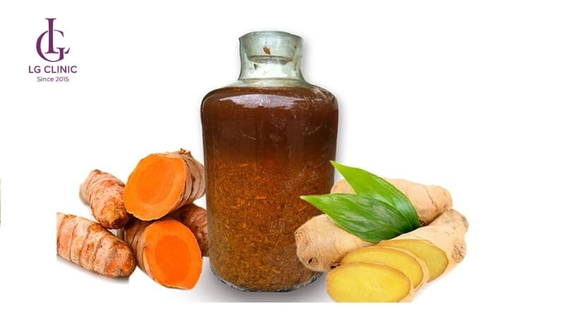 Làm trắng da toàn thân sau sinh bằng rượu nghệ giúp mờ thâm và sáng da hiệu quả.