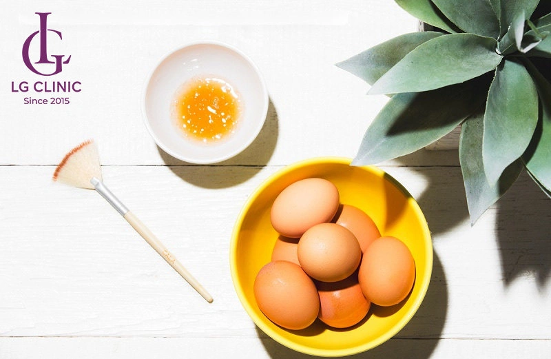 Đắp mặt nạ trứng gà và mật ong giúp da mịn màng