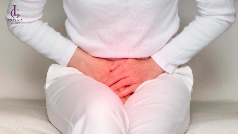 nhổ lông vùng kín gây đau nhức