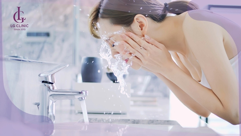 rửa mặt ngay sau khi bị ngứa