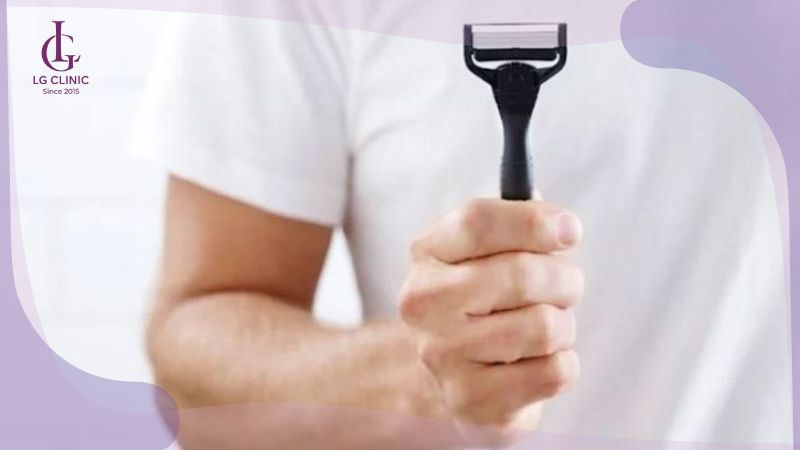 sử dụng dao cạo để loại bỏ lông vùng kín cho nam