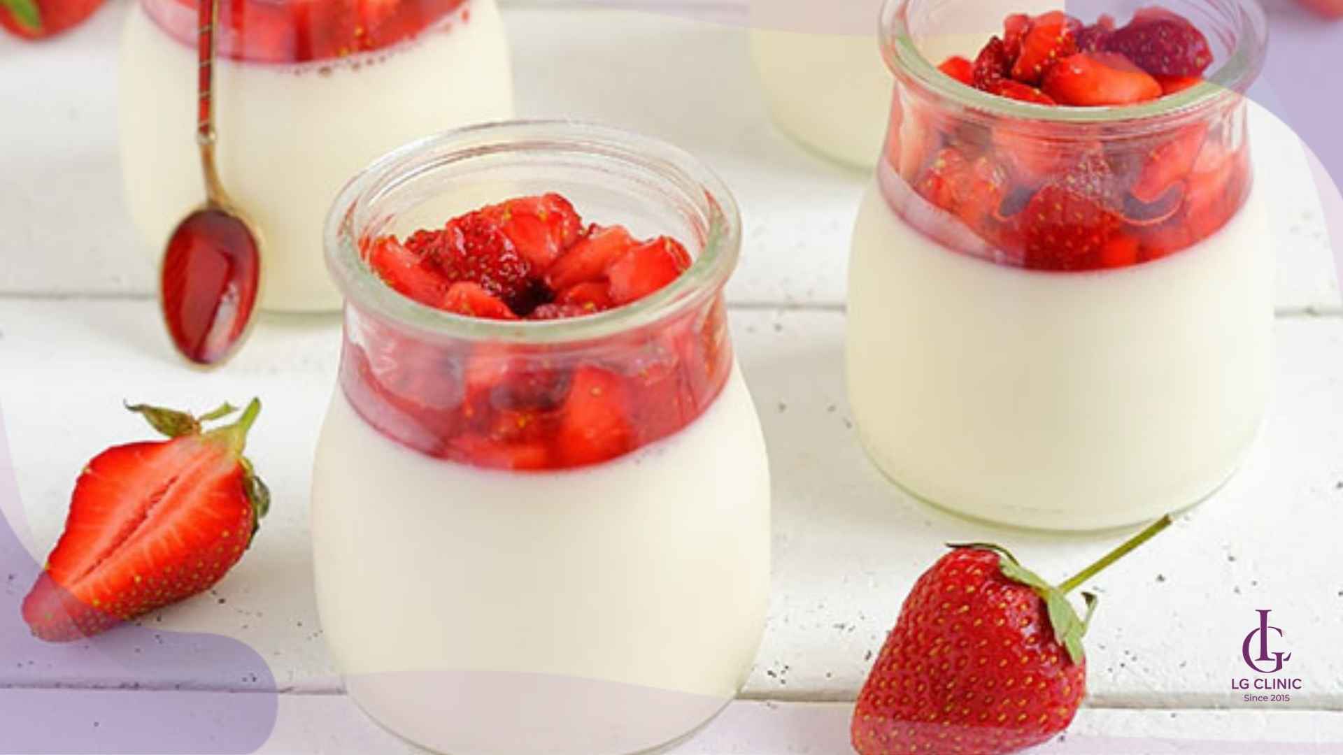 Tắm trắng bằng sữa chua và dâu tây giúp da mịn căng