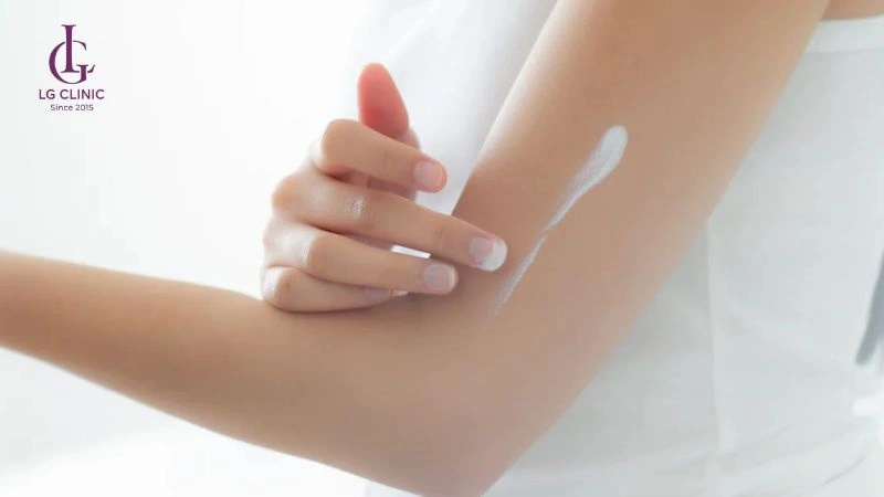 thoa kem dưỡng ẩm vùng da vừa triệt