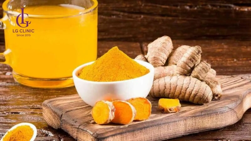Thoa nước ép nghệ tươi giúp làm trắng da toàn thân sau sinh an toàn và hiệu quả.