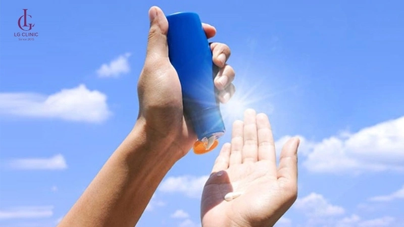 nên tránh nắng sau khi trị thâm nách