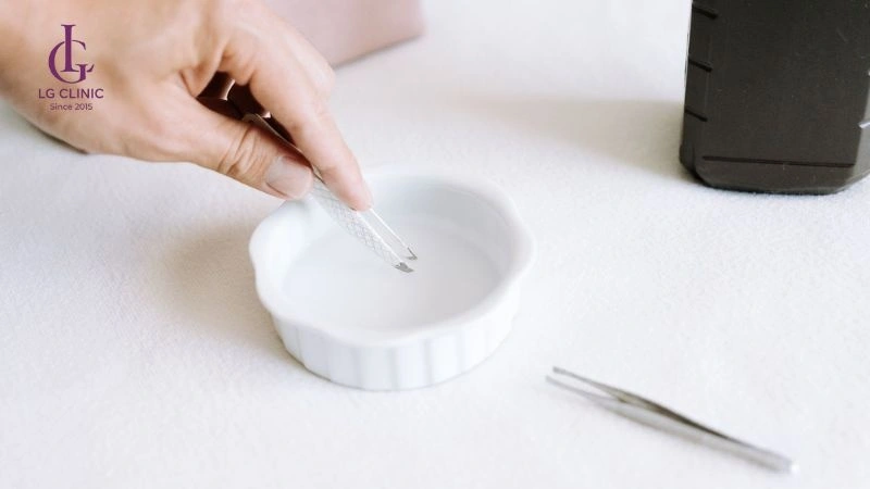 vệ sinh sạch sẽ dụng cụ nhổ lông nách