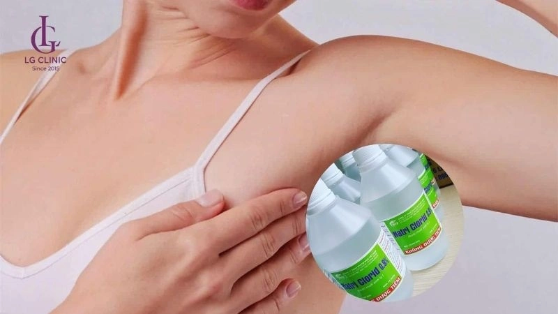 vệ sinh vùng da dưới cánh tay bằng nước muối sinh lý