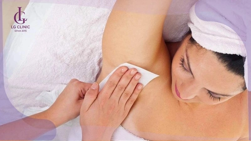 waxing lông nách để tẩy lông khi bị hôi nách