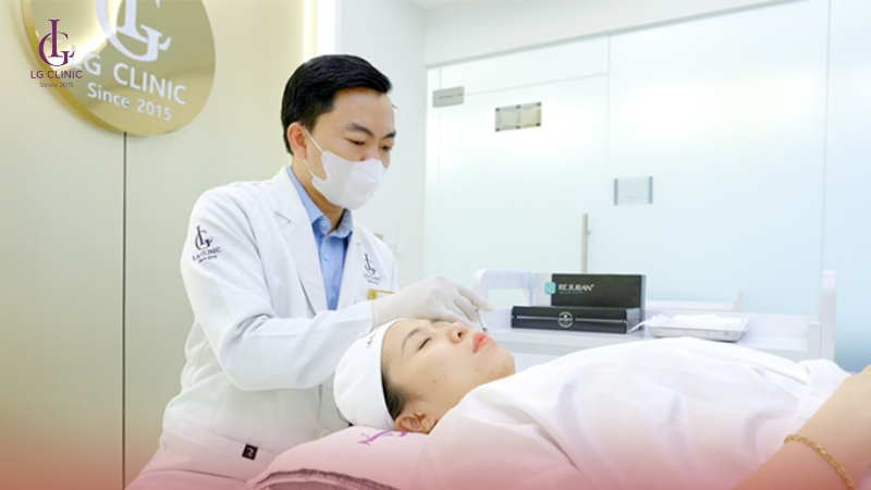 bác sĩ tiêm bap tại LG Clinic