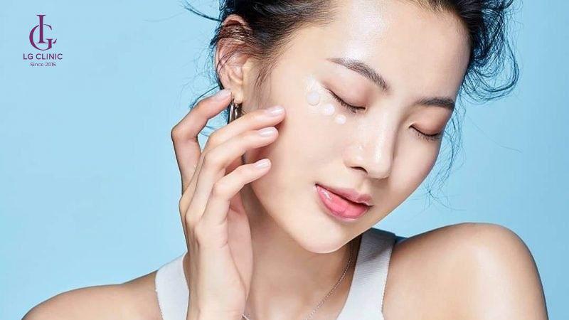 thoa kem chống nắng để giảm thâm mụn nặng