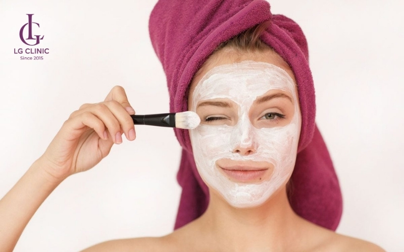 nên đắp mặt na sữa chua trị mụn và thâm vừa đủ