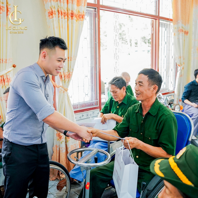 LG Clinic trao 200 triệu đồng tri ân những thương bệnh binh nhân Ngày Thương binh – Liệt sĩ 27/7
